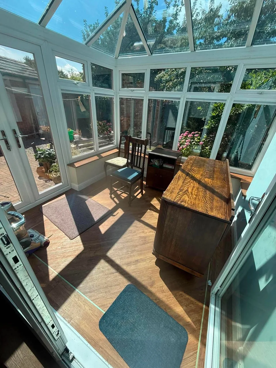 Cleaned conservatory prepared for an end-of-tenancy property handover