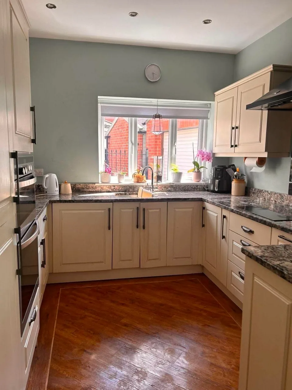 Cleaned kitchen prepared for an end-of-tenancy property handover